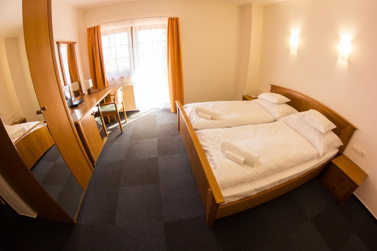 M1 Szeker Csarda Hotel Es Etterem Obarok 外观 照片