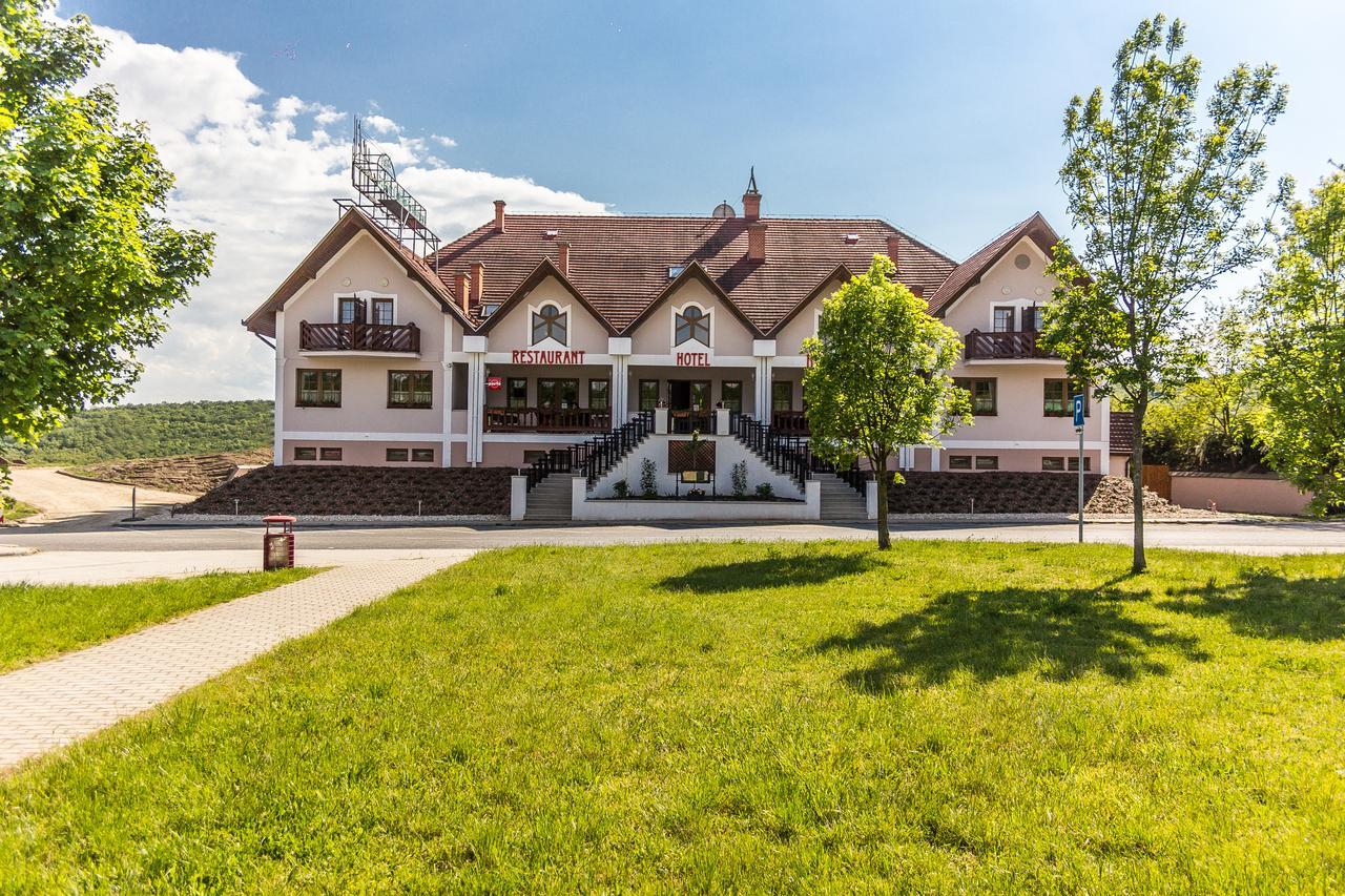 M1 Szeker Csarda Hotel Es Etterem Obarok 外观 照片